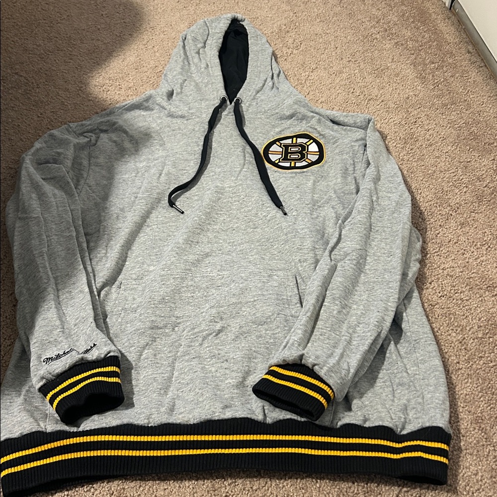 Mitchell & Ness Boston Bruins, gray Hoodie with Black and Yellow Details